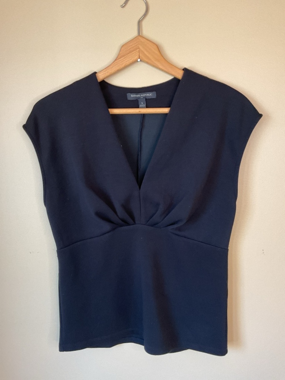 Banana Republic Women's Deep Black V Neck Sleeveless Top Size S